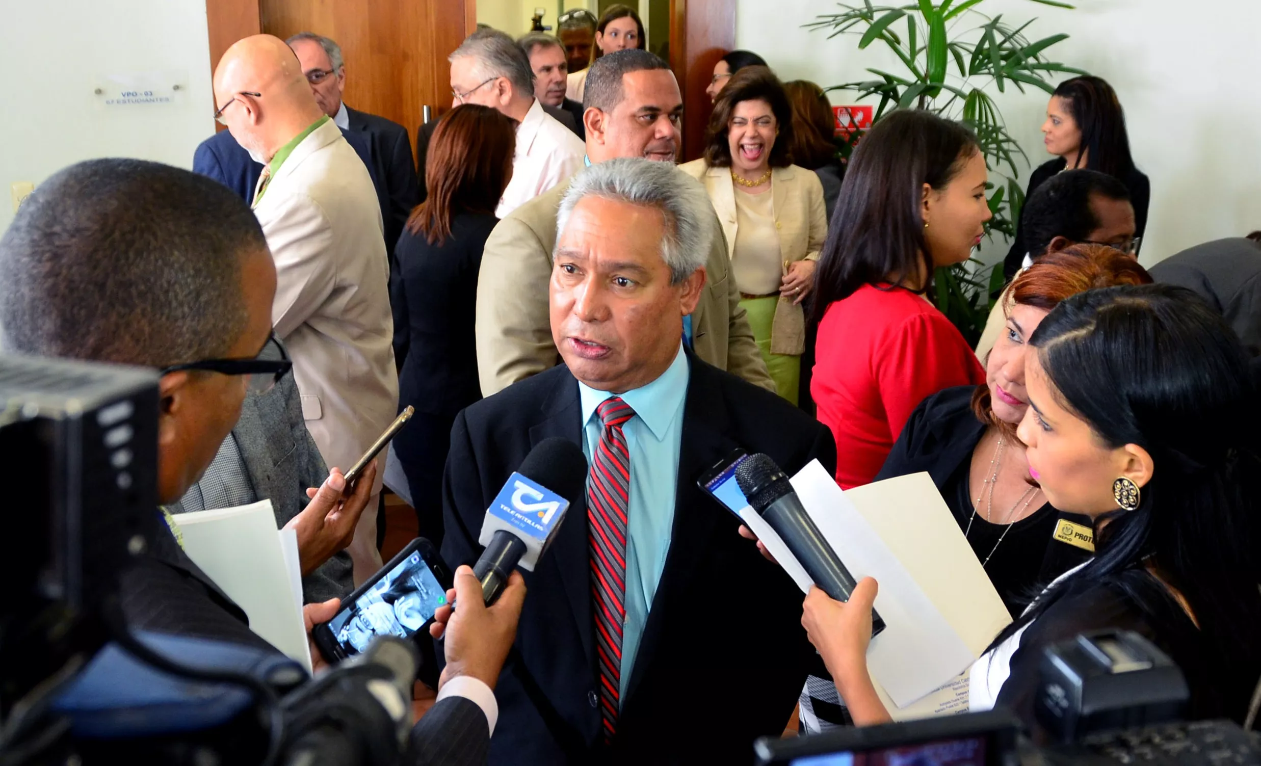 isidoro-santana-ministro-de-economia-planificacion-y-desarrollo-responde-a-los-periodista