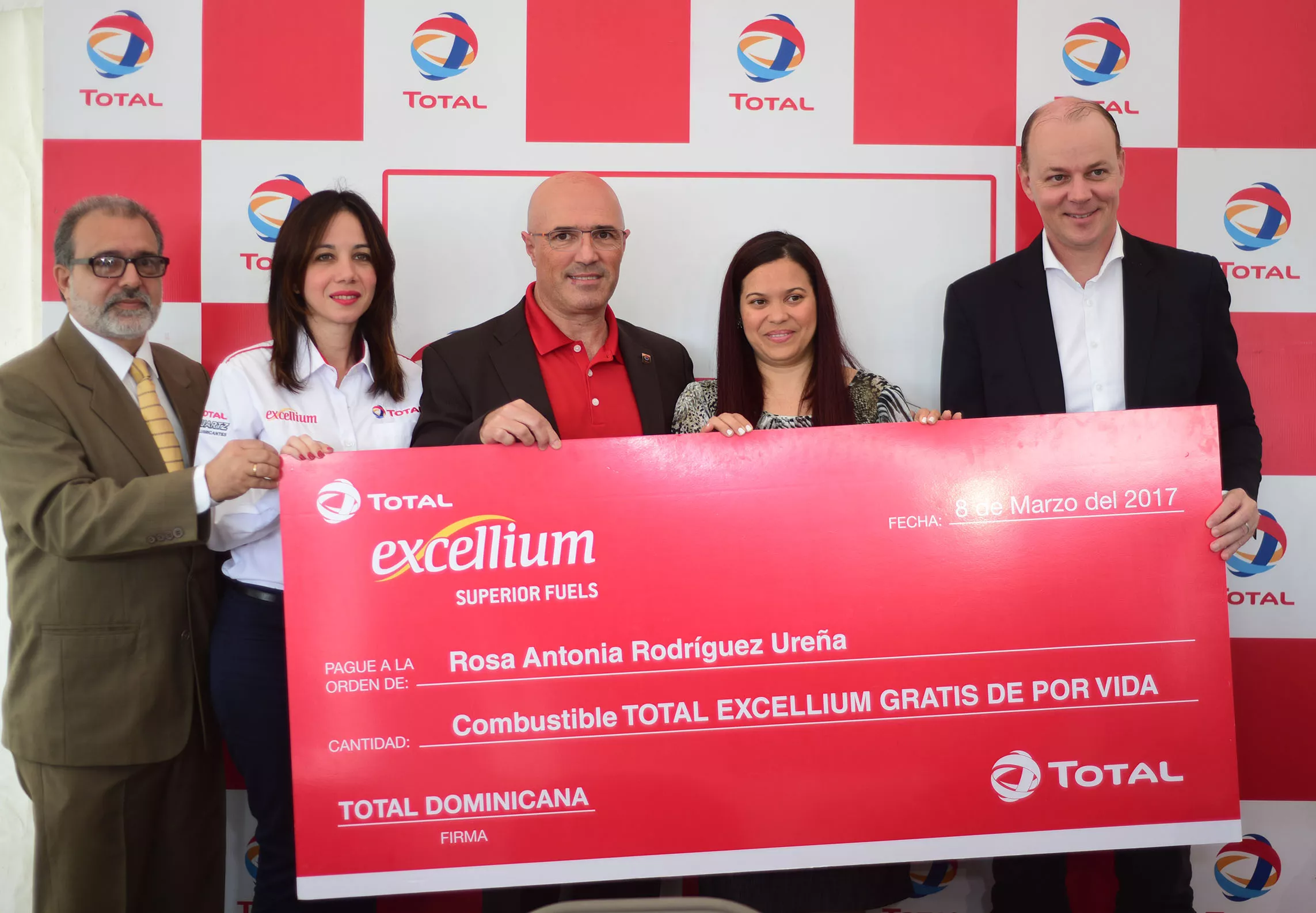 la-ganadora-rosa-rodriguez-y-ejecutivos-de-total-dominicana
