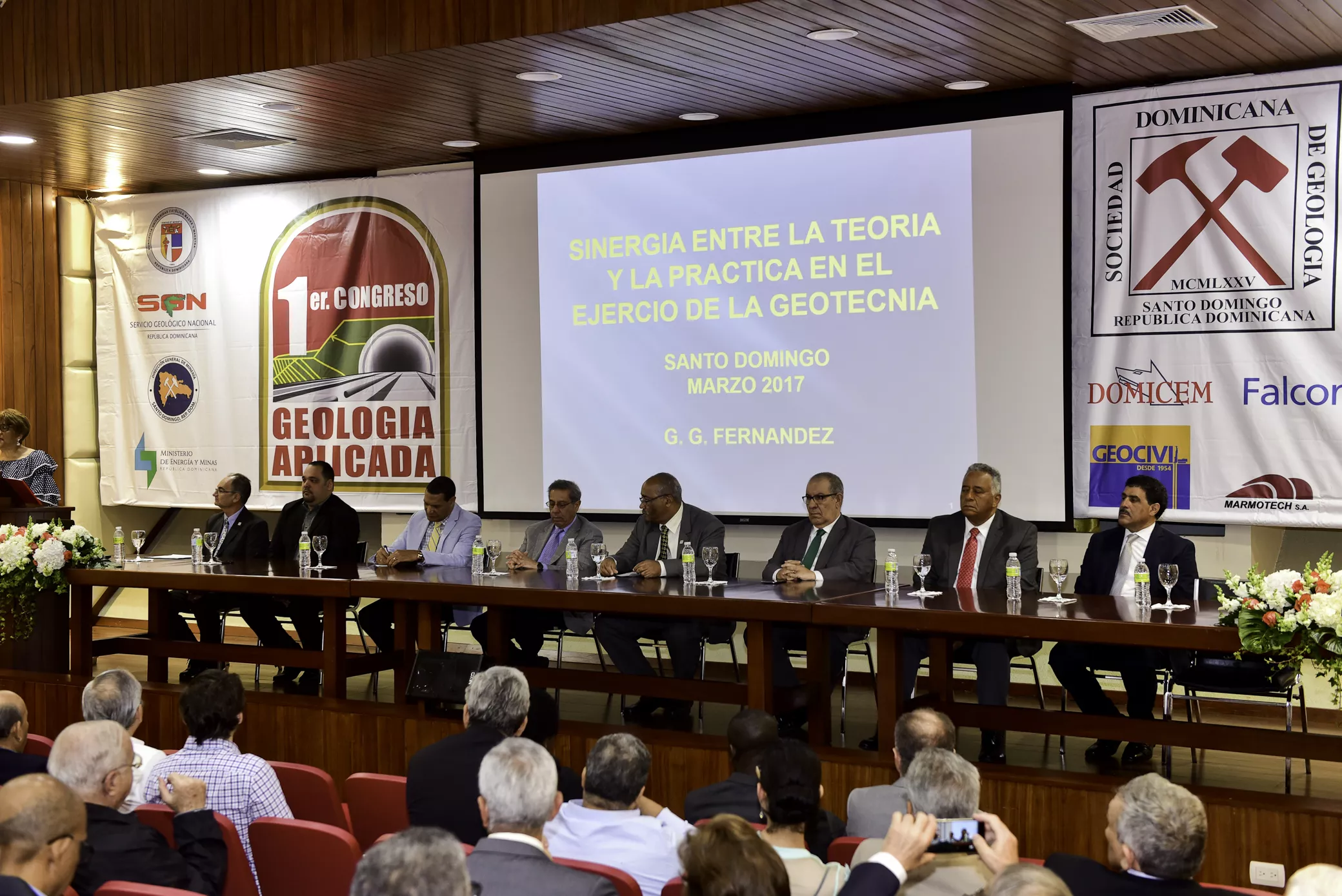 mesa-directiva-congreso-geologia-aplicada