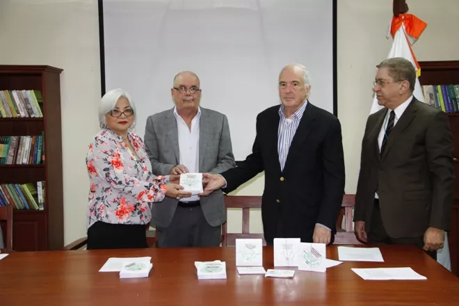 mu-kien-sang-ben-y-bernanrdo-vega-en-el-momento-que-entregaban-la-coleccion-documental-en-compania-de-adriano-miguel-tejada