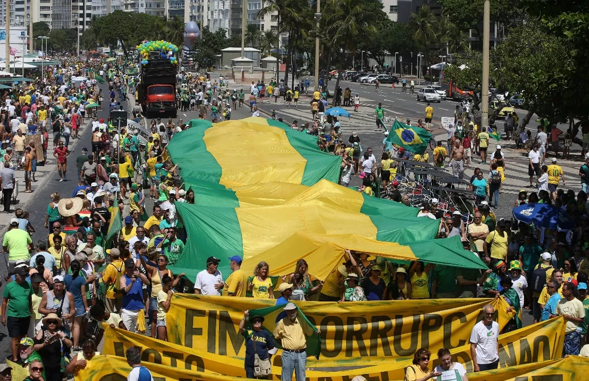 MANIFESTACIÓN CONTRA CORRUPCIÓN EN LA PLAYA DE COPACABANA