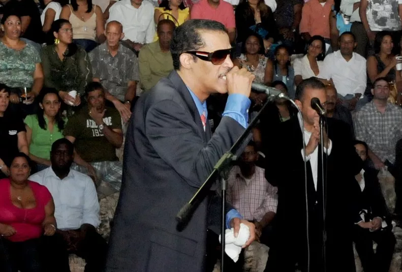 Que Pasa. Raulin Rosendo.