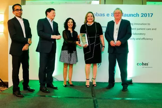 foto-1-patricia-leon-recibe-el-reconocimiento-por-ejecutivos-de-roche