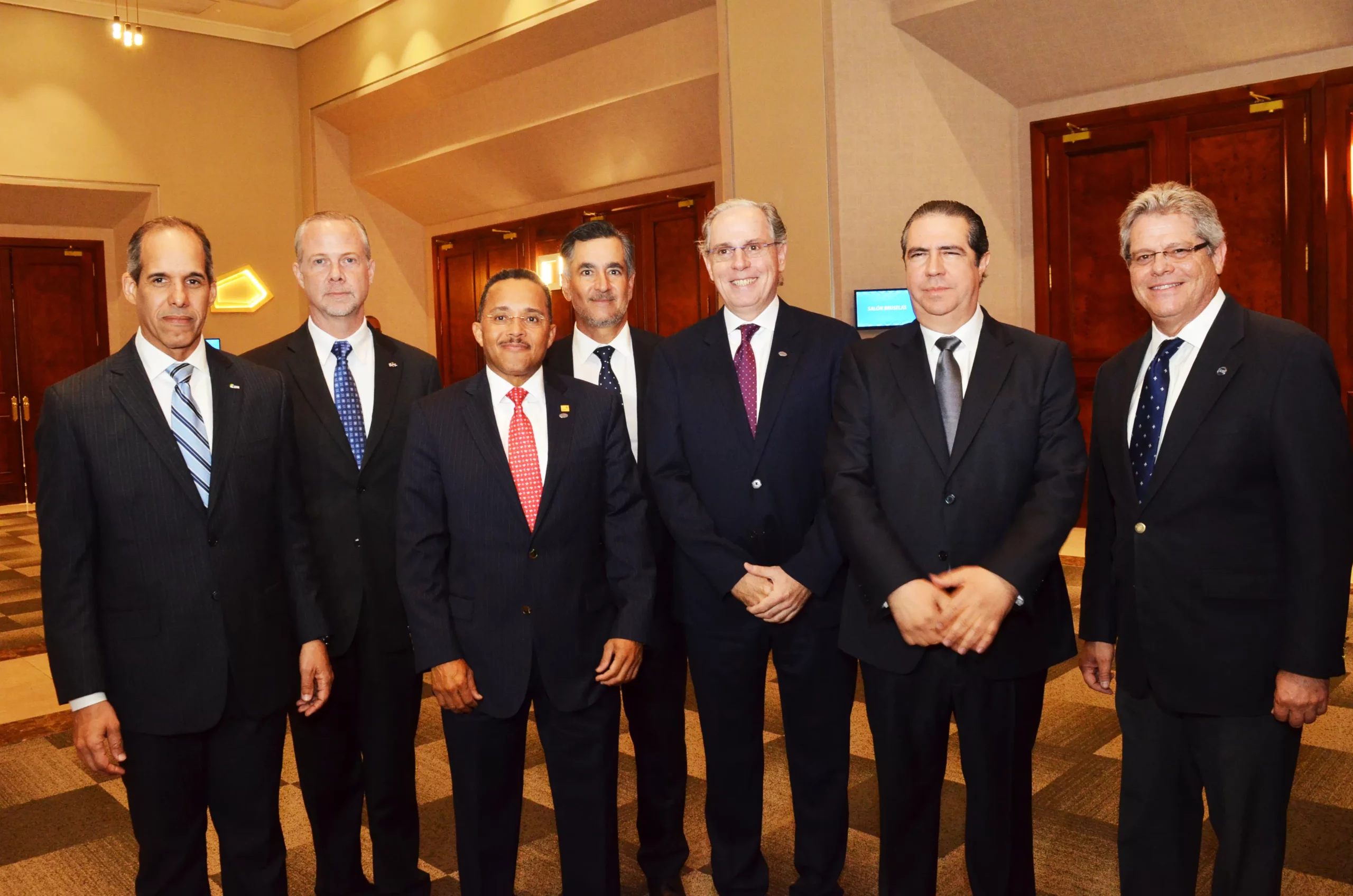 ministro-de-turismo-junto-a-parte-del-nuevo-consejo-de-directores-de-amchamdr