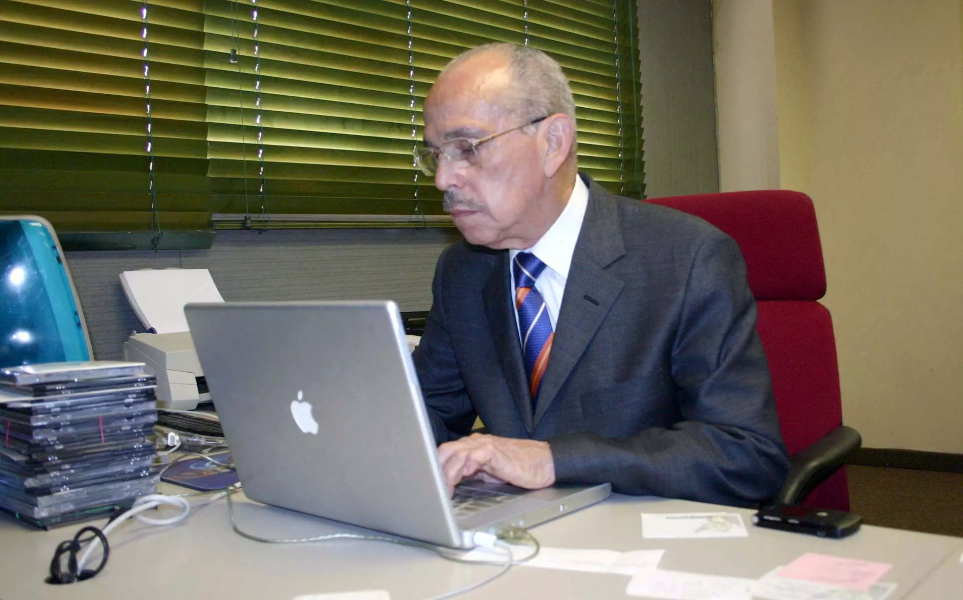 rafael-molina-morillo-escribiendo