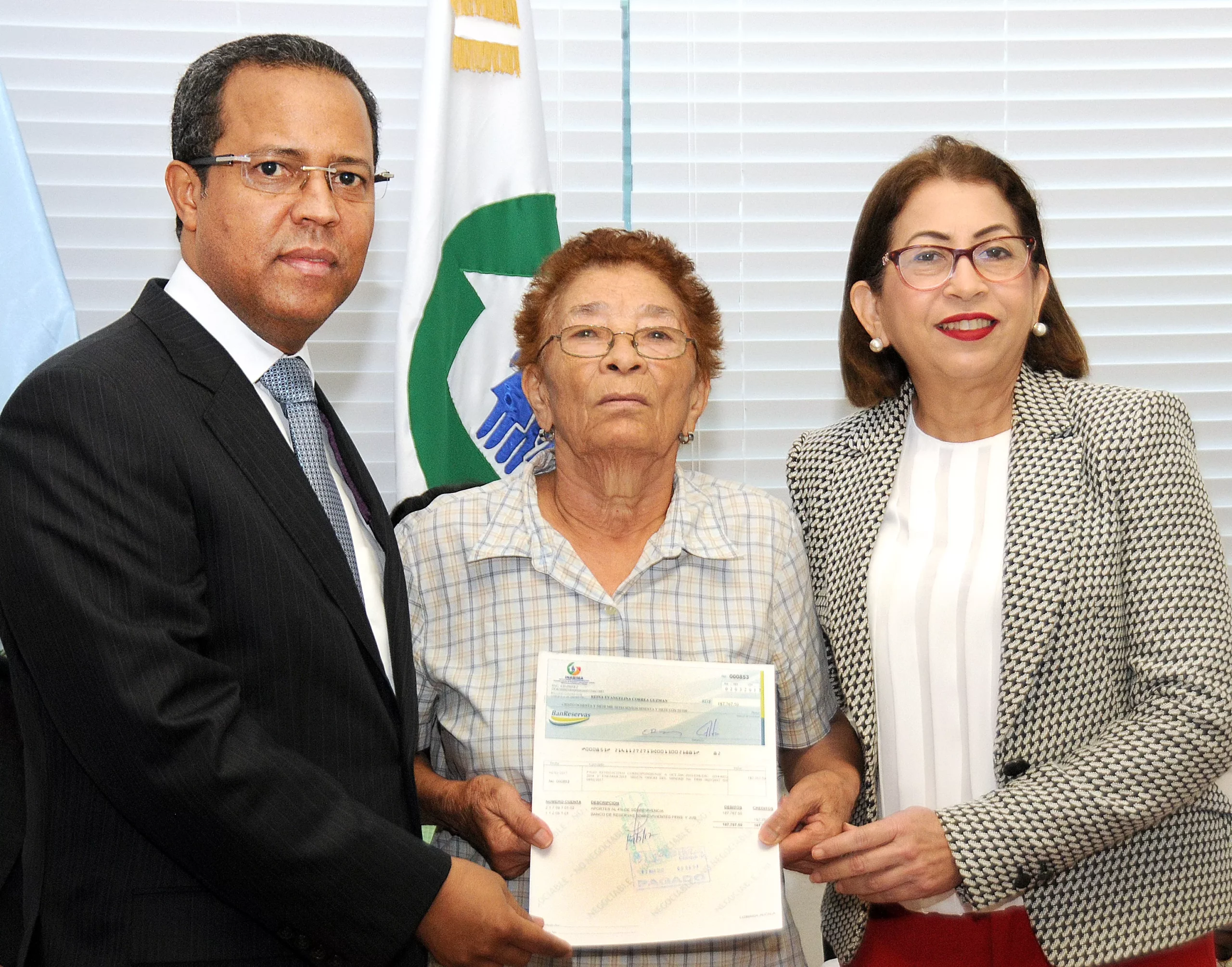 yuri-rodriguez-entrega-cheque