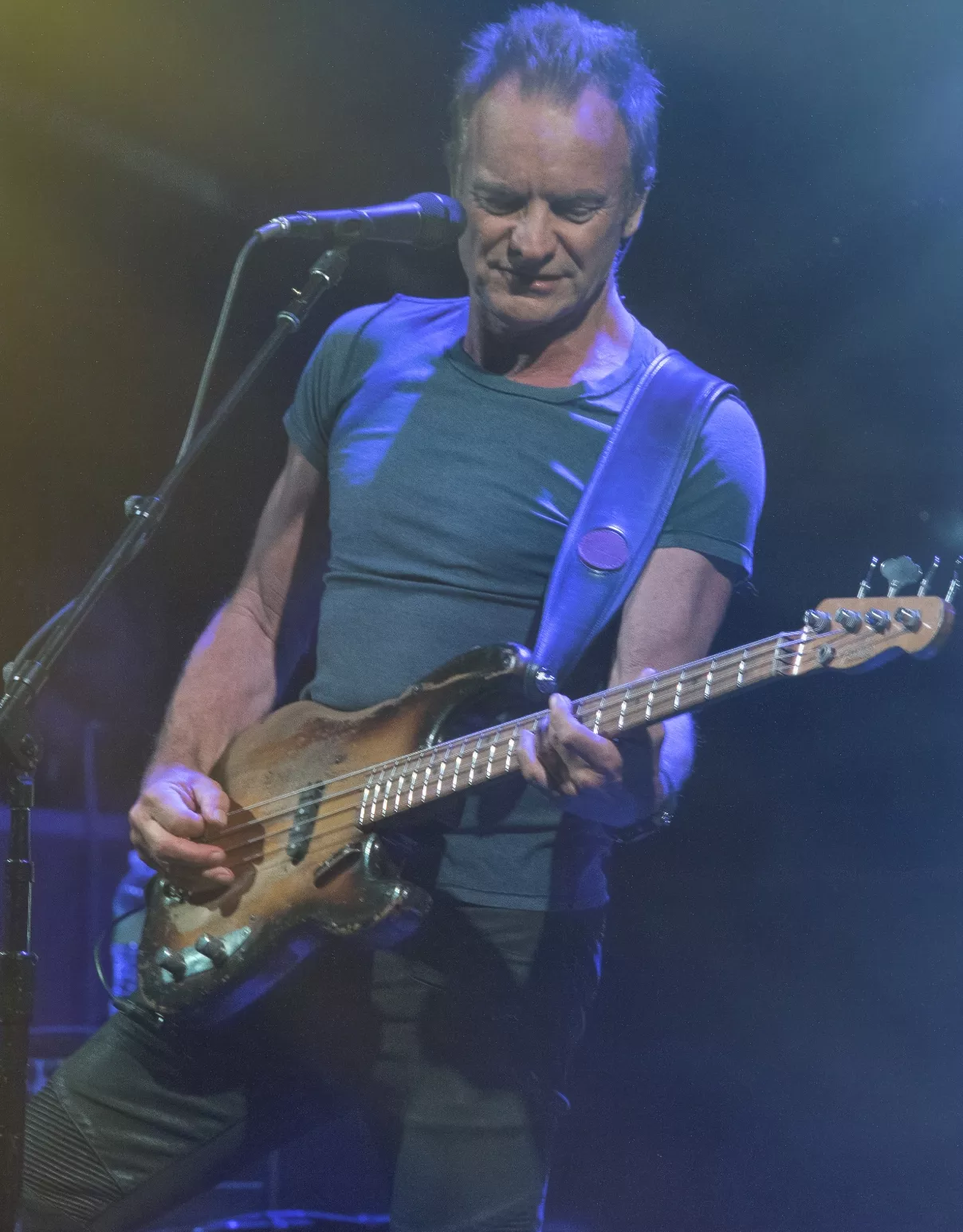 Sting salió a escena vistiendo una camiseta color aceituna y con su guitarra en manos. FUENTE EXTERNA