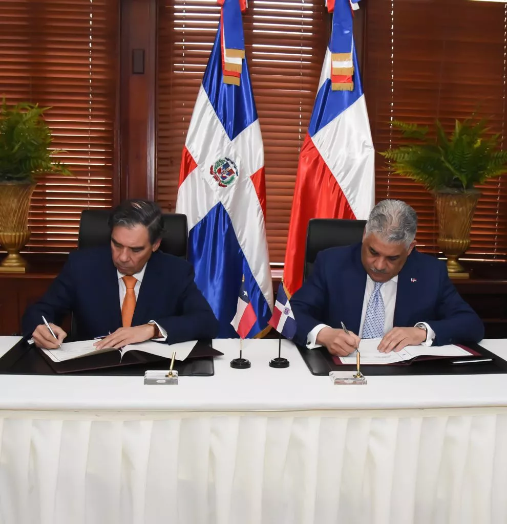 canciller-miguel-vargas-junto-a-embajador-carlos-appelgreen-director-general-de-asuntos-consulares-y-de-inmigracion-del-ministerio-de-relaciones-exteriores-de-chile