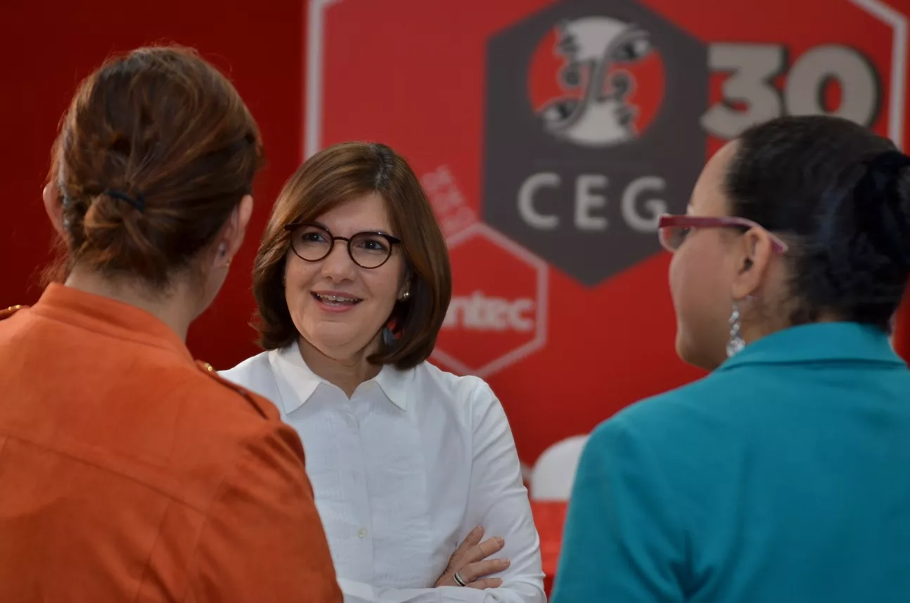 ginny-taule-conversa-con-martha-table-y-esther-hernandez
