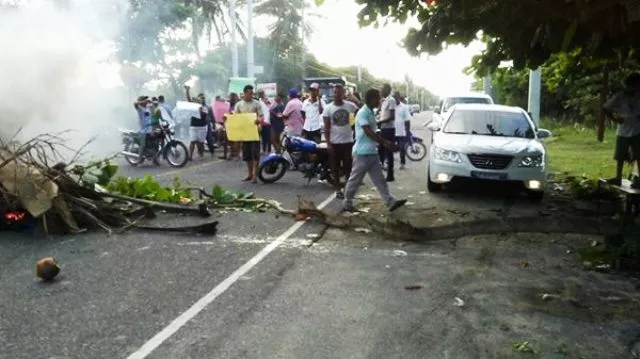 protestan-en-cabarete-exigiendo-cumplir-promesass-de-asfaltado-de-calles-i