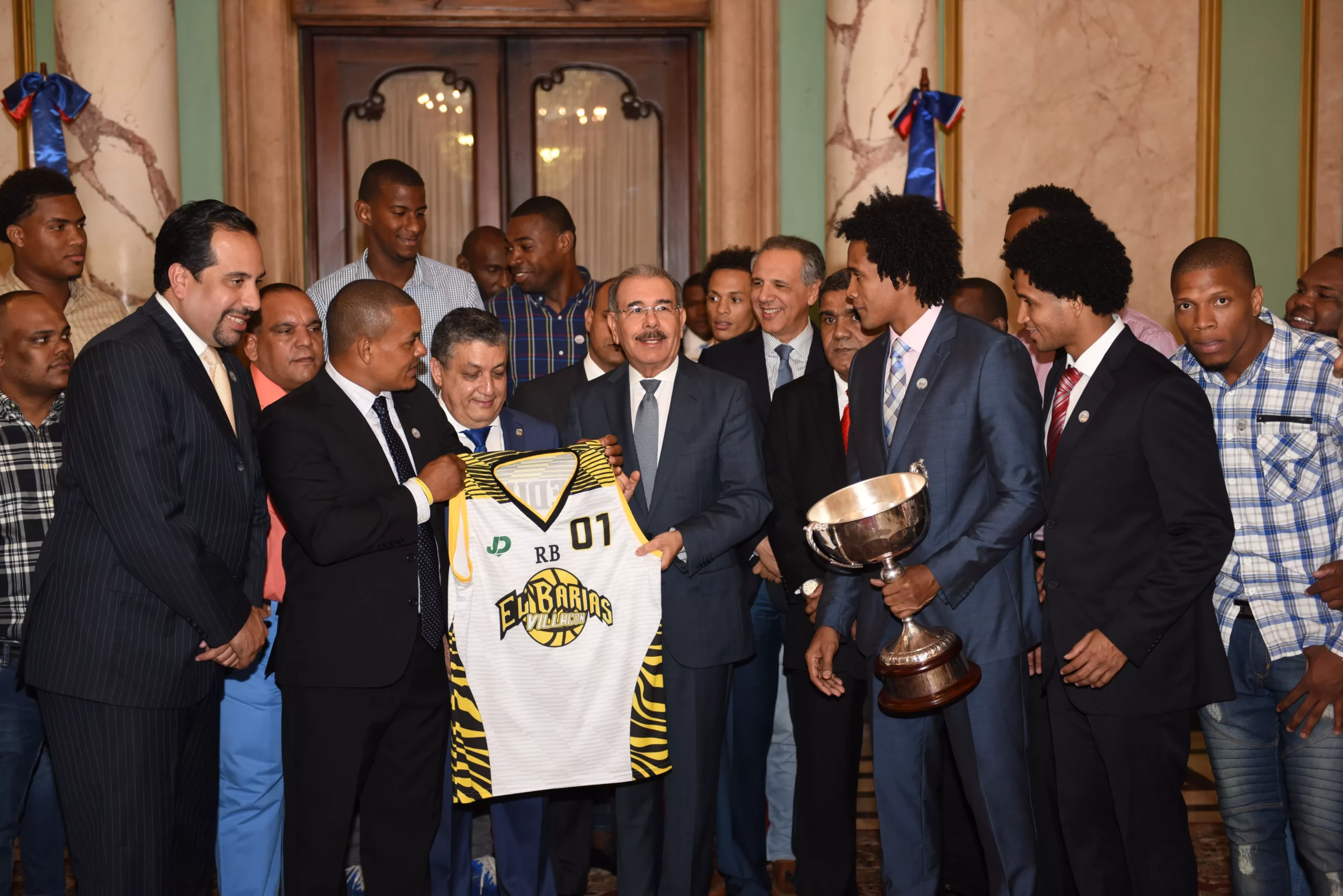presidente-danilo-medina-recibe-copa-de-campeones-de-baloncesto-de-la-capital-19