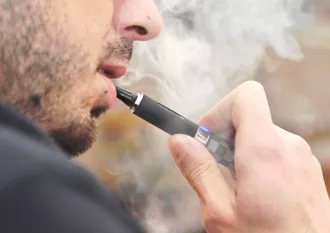 prohiben-en-ny-fumar-cigarrillos-electronicos