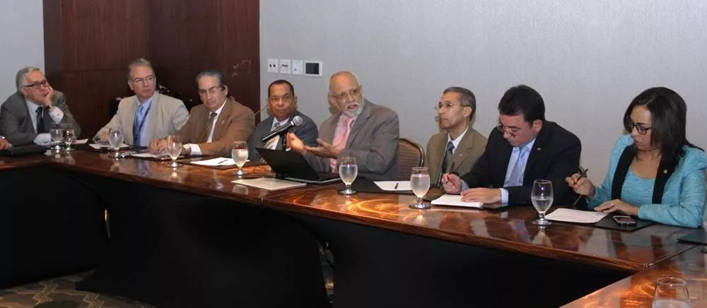 el-doctor-pedro-luis-castellanos-en-reunion-con-ejecutivos-de-ars
