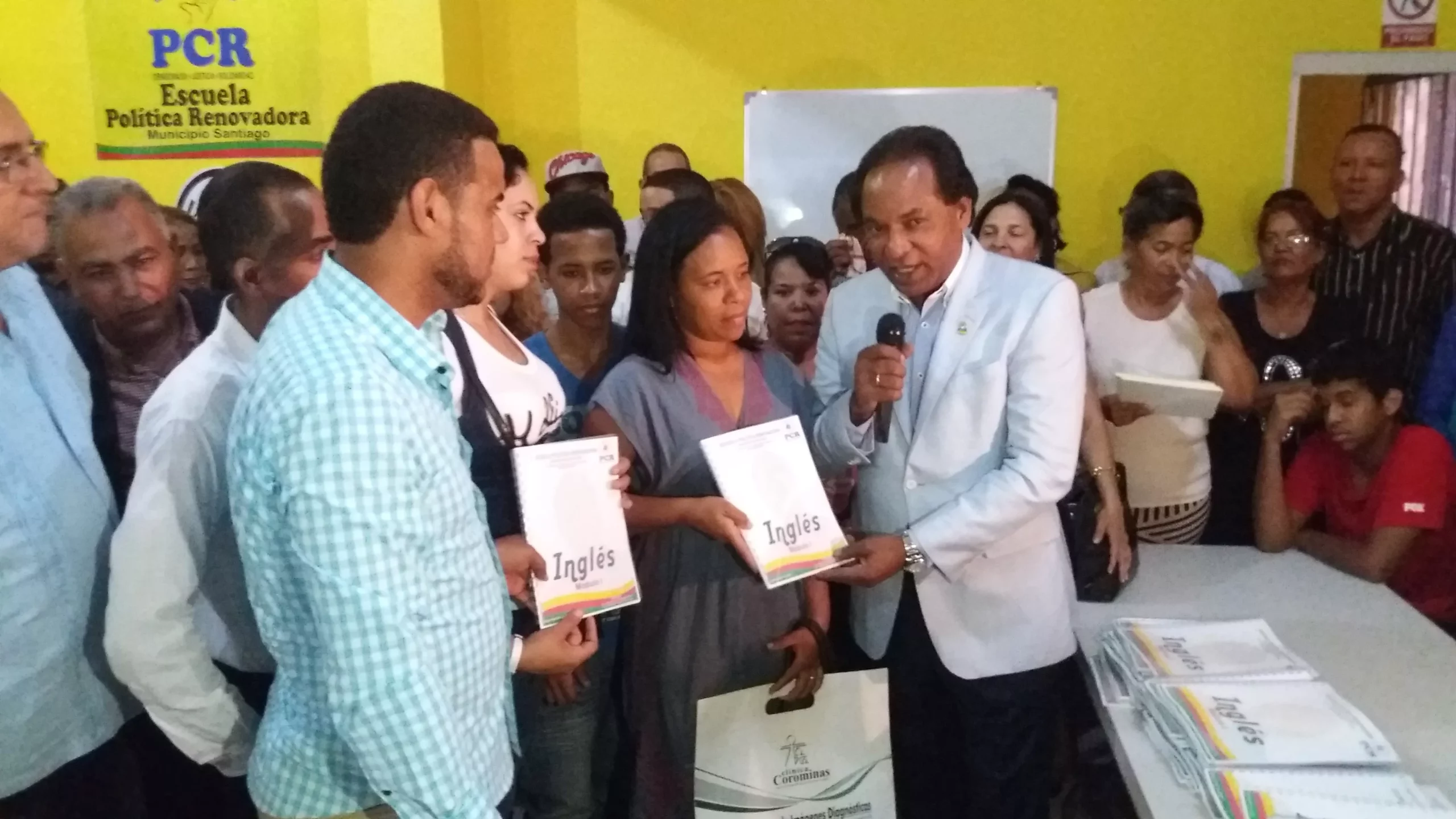 jorge-zorrilla-y-daniel-grullon-entregando-certificados