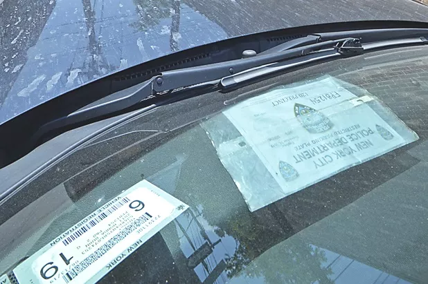policia-ny-multan-sus-primeros-companeros-por-estacionar-mal-sus-vehiculos