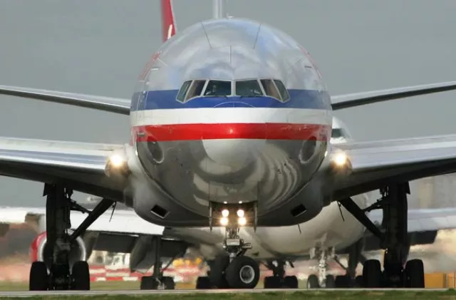 baloncestista-estadounidense-realiza-trifulca-dentro-de-avion-de-pasajeros-en-puerto-plata-apresan-hombre-con-cajas-de-ron-adulterado