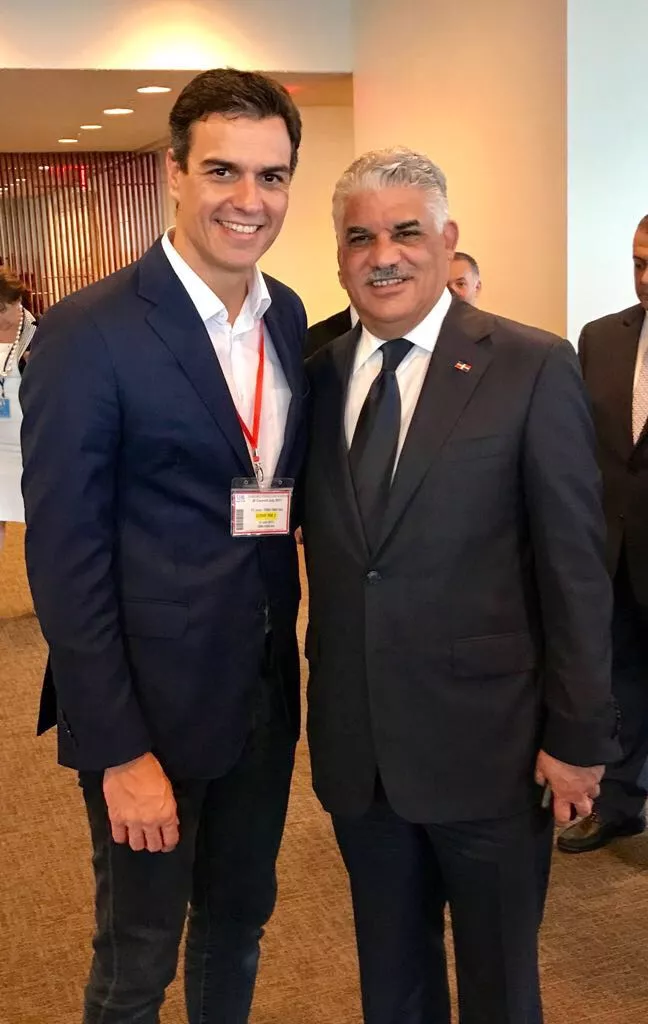 canciller-miguel-vargas-junto-a-pedro-sanchez-secretario-general-del-psoe