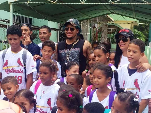 pelotero-carlos-martinez-tras-juego-de-estrella-viaja-a-puerto-plata-a-entregar-utiles-escolares-a-ninos-pobres