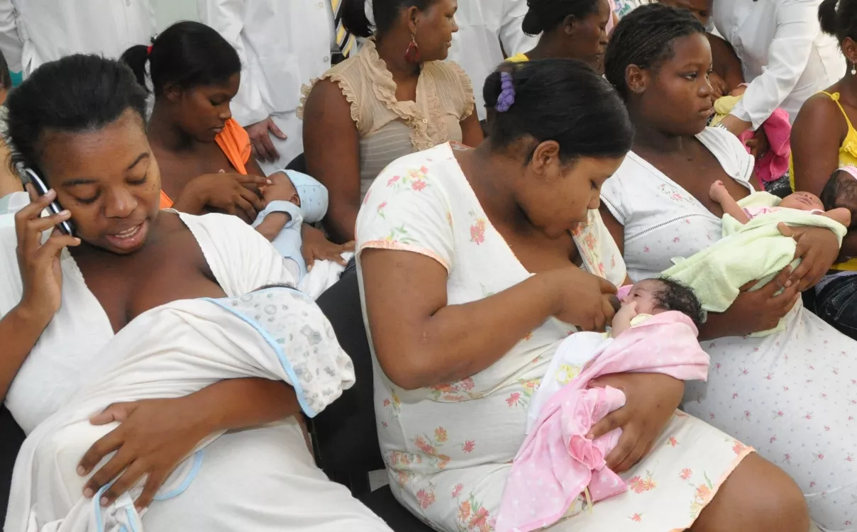 Las parturientas llegan a los hospitales sin ningún tipo de chequeo previo  de autoridades. archivo