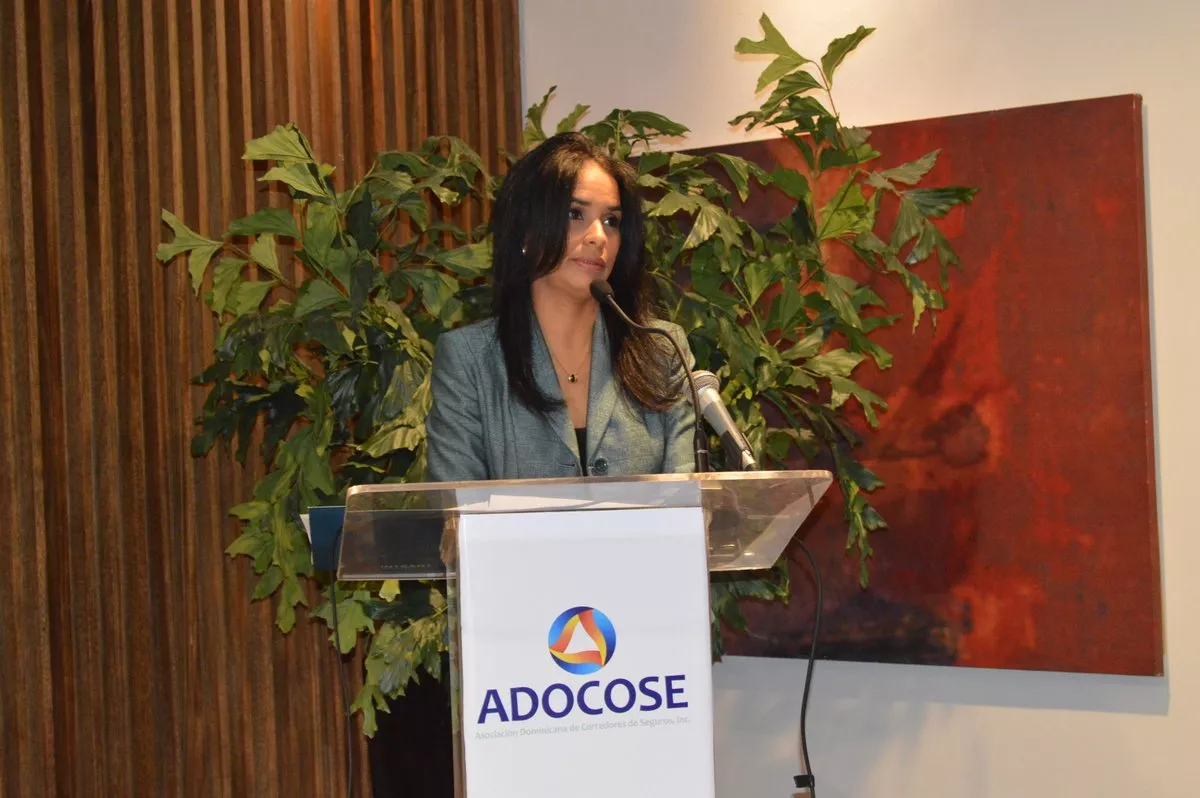 claudia-franchesca-de-los-santos-durante-exposicion
