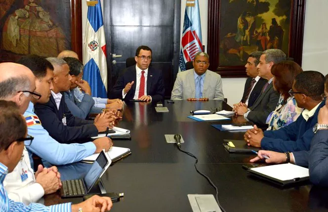 navarro-con-funcionarios-del-minerd-ante-desastre