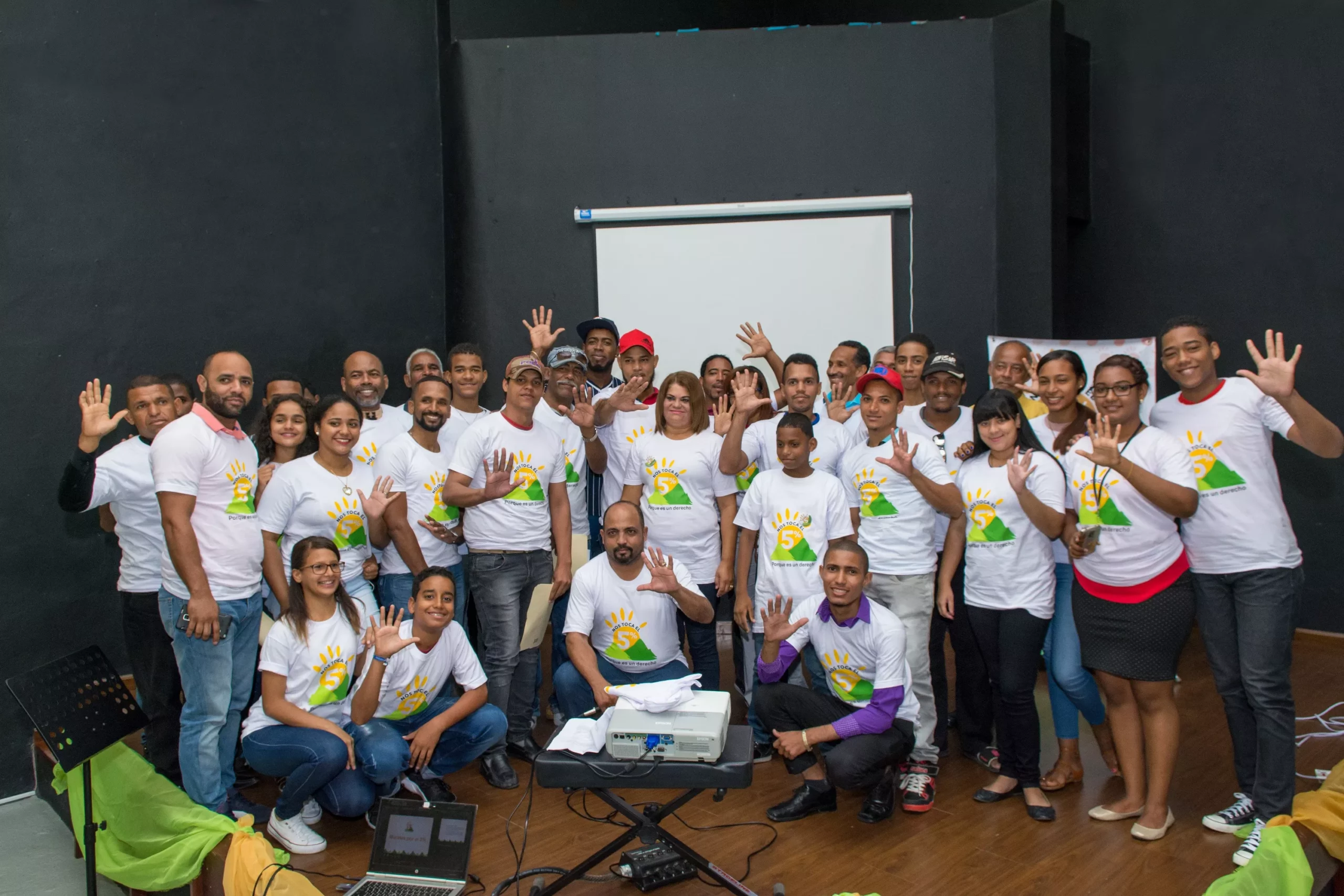 artistas-asistentes-al-acto-de-lanzamiento-del-concurso-de-murales