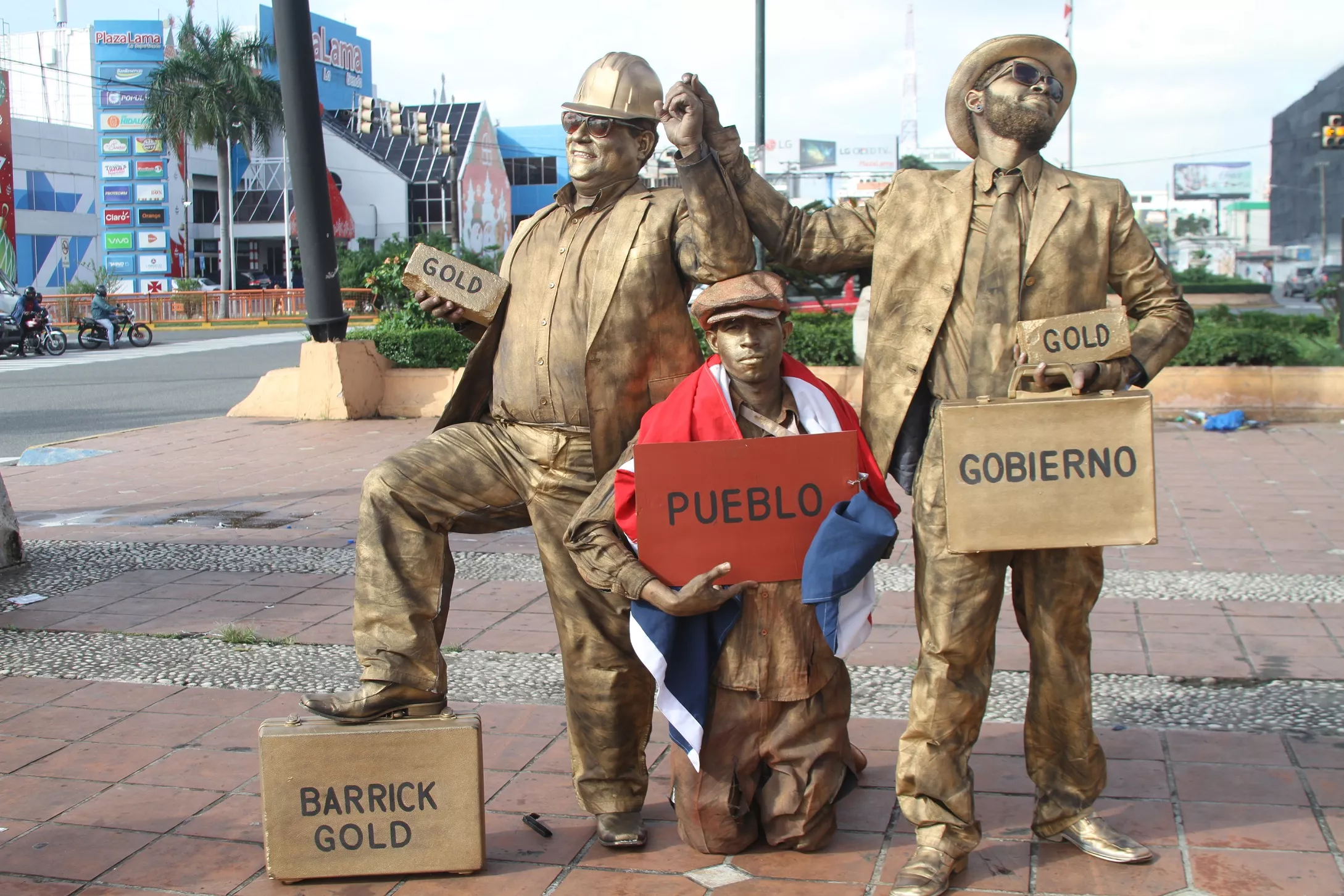 estatuas-vivientes-denuncian-situacion-de-sanchez-ramirez