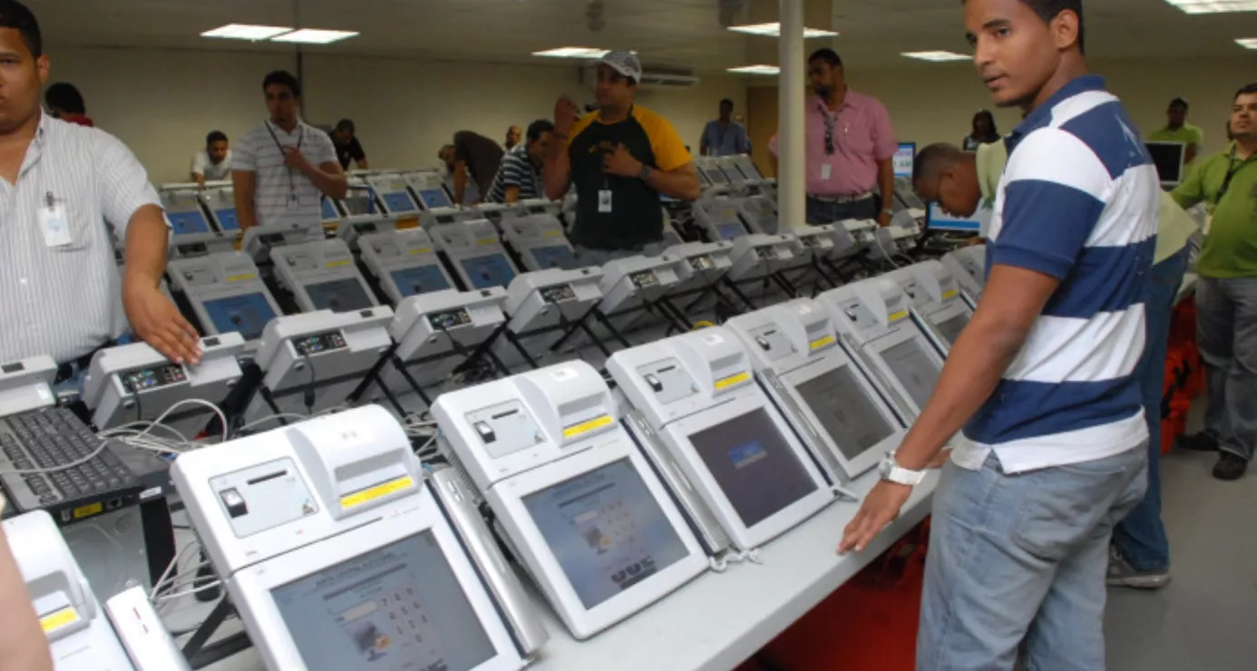 los jueces de la JCE muestran a los medios de comunicacion los equipo