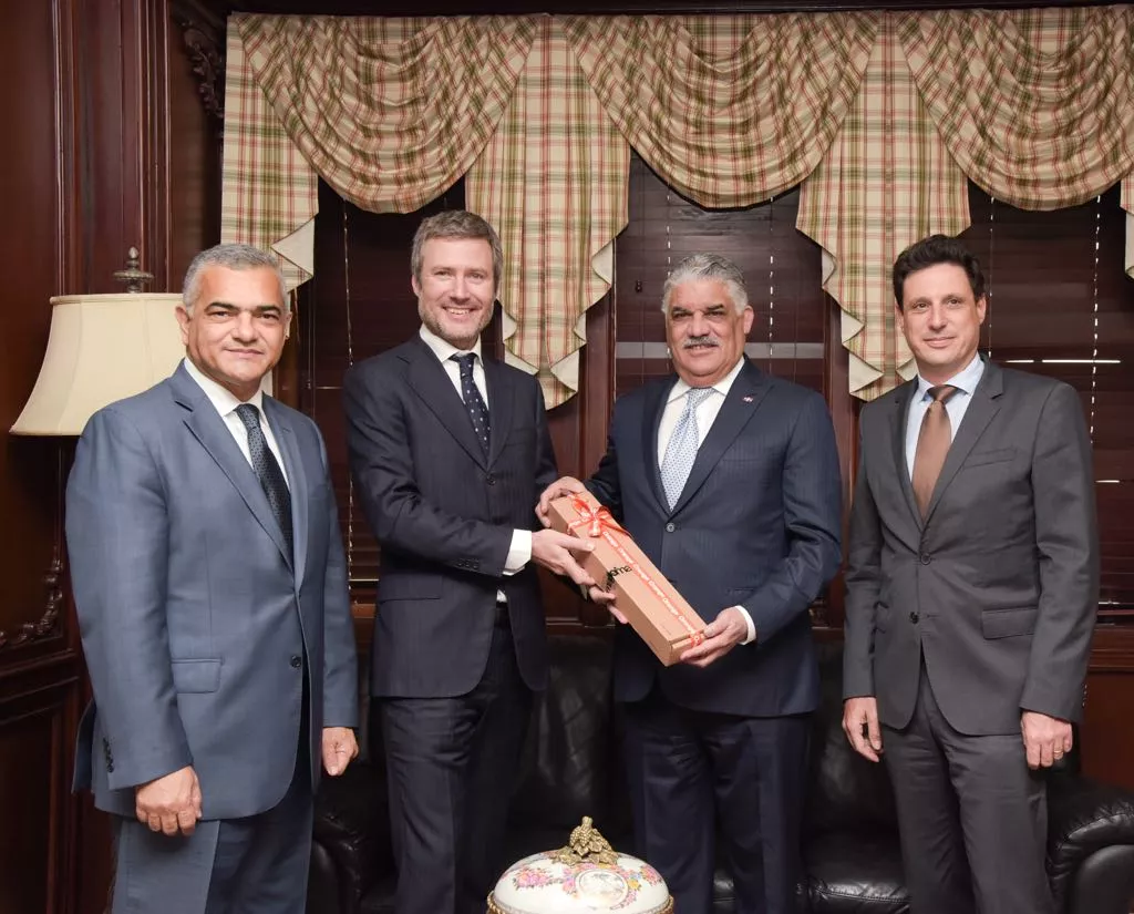 canciller-miguel-vargas-junto-al-viceministro-carlos-gabriel-garcia-y-ejecutivos-de-altice