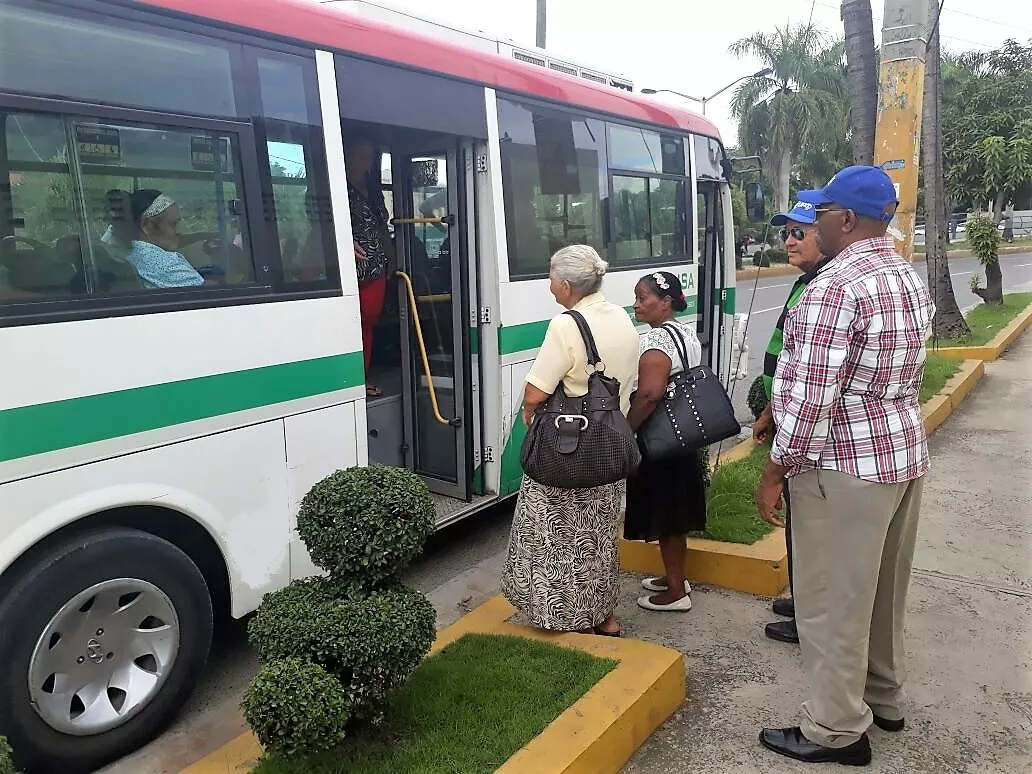 envejecientes-rumbo-al-botanico-en-omsa