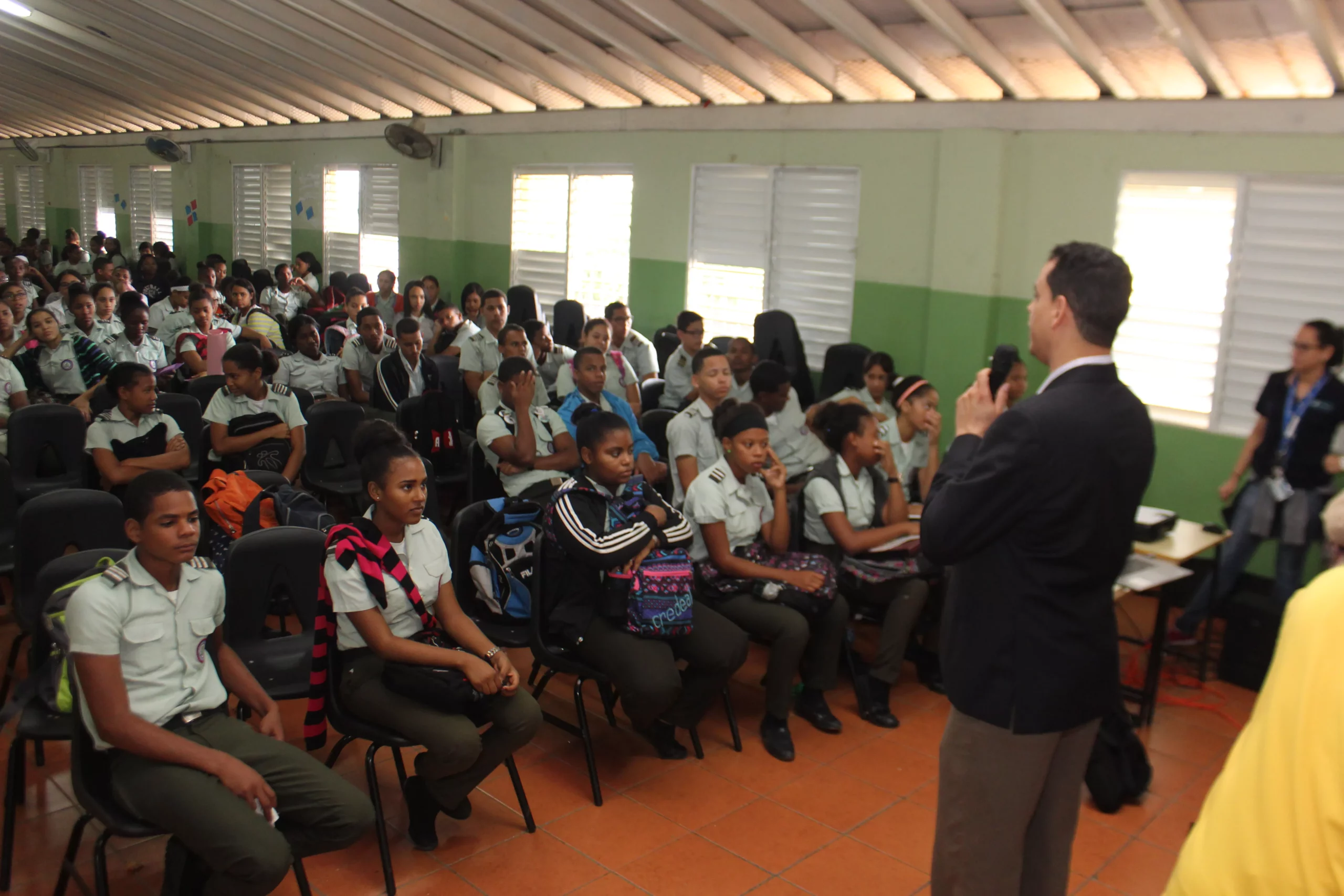 estudiantes-del-centro-san-miguel-arcangel-mientras-escuchaban-charla-sobre-importancia-de-donar-sangre
