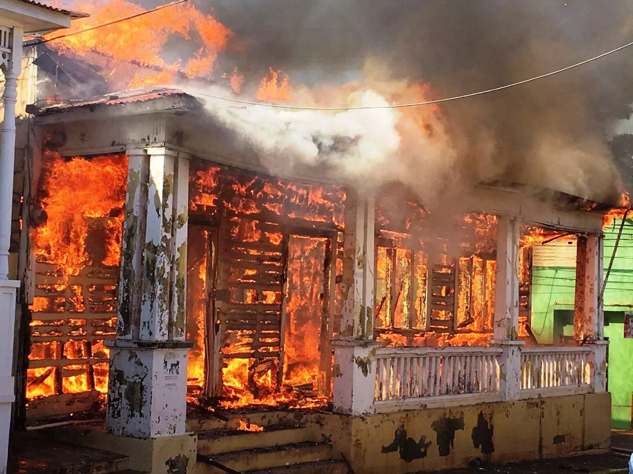 investigacion-de-bomberos-determina-actuaron-manos-criminale-en-vivienda-victoriana-que-fue-consumida-por-un-incendio-en-el-centro-de-puerto-plata