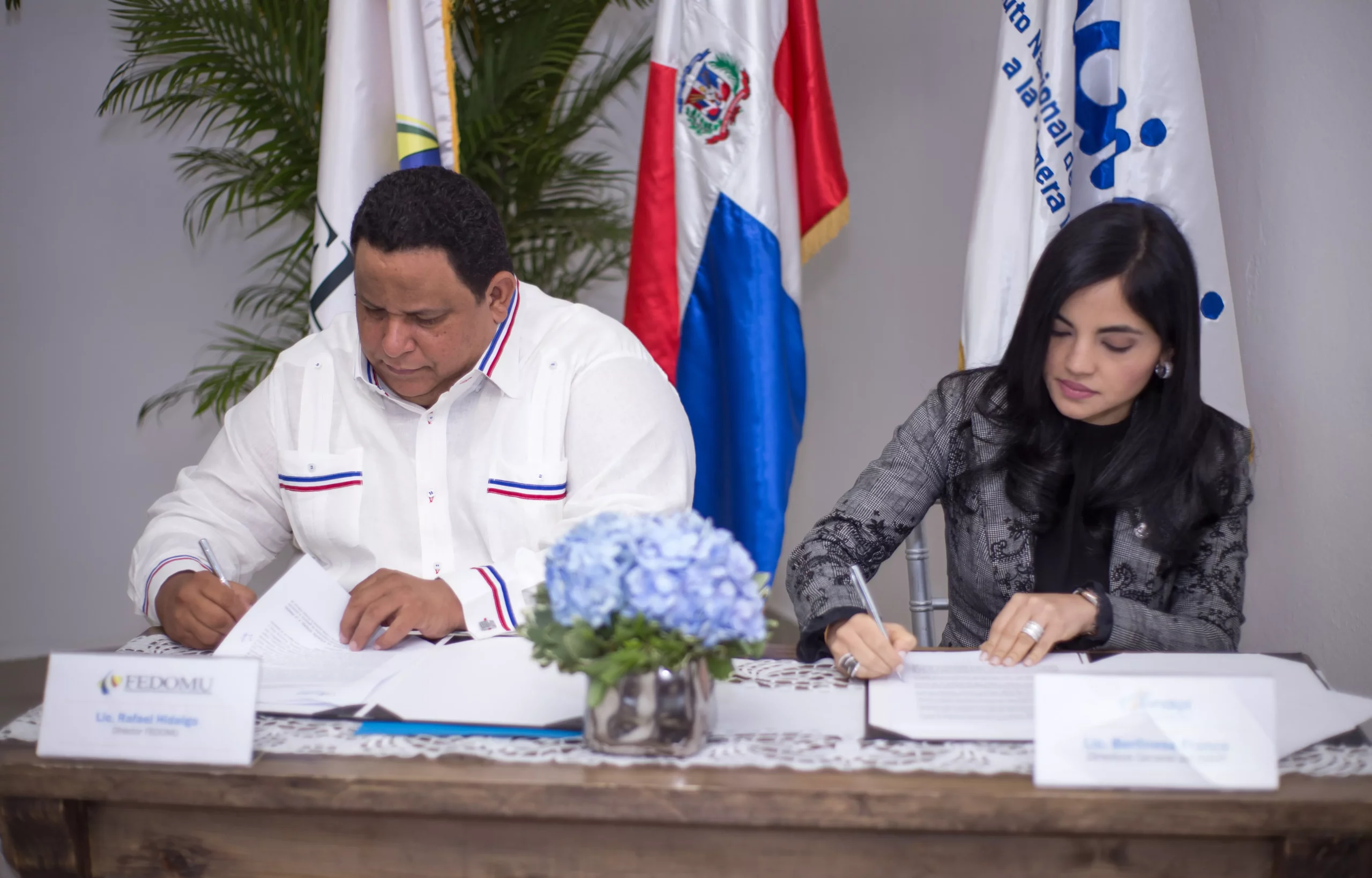 rafael-hidalgo-y-berlinesa-franco-firman-el-acuerdo