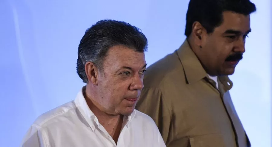 juan-manuel-santos-y-nicolas-maduro-900×485