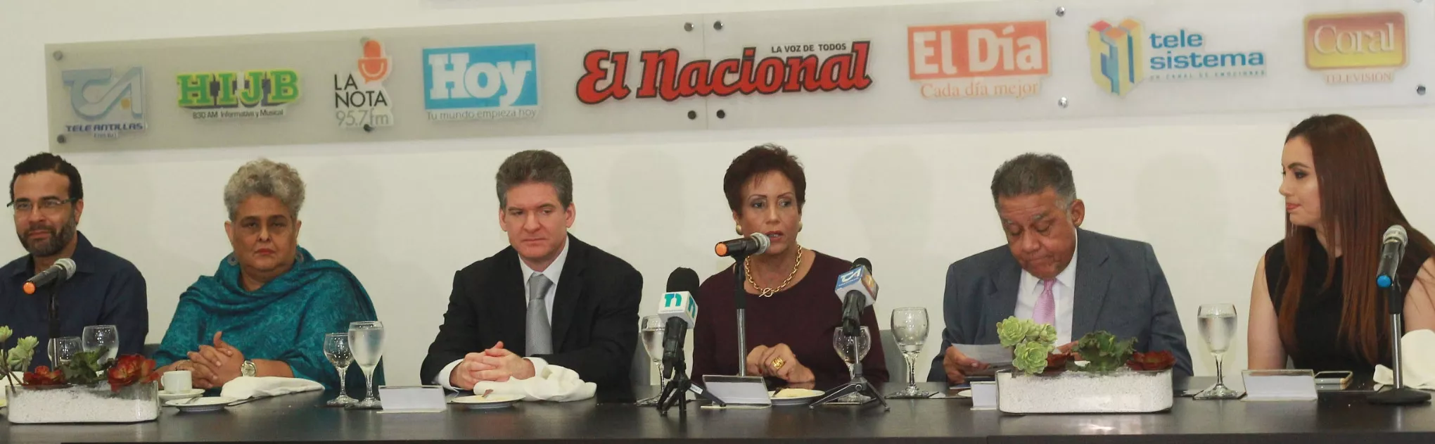 Invitado al almuerzo semanal del periodico El Dia. Foto: Elieser Tapia.
