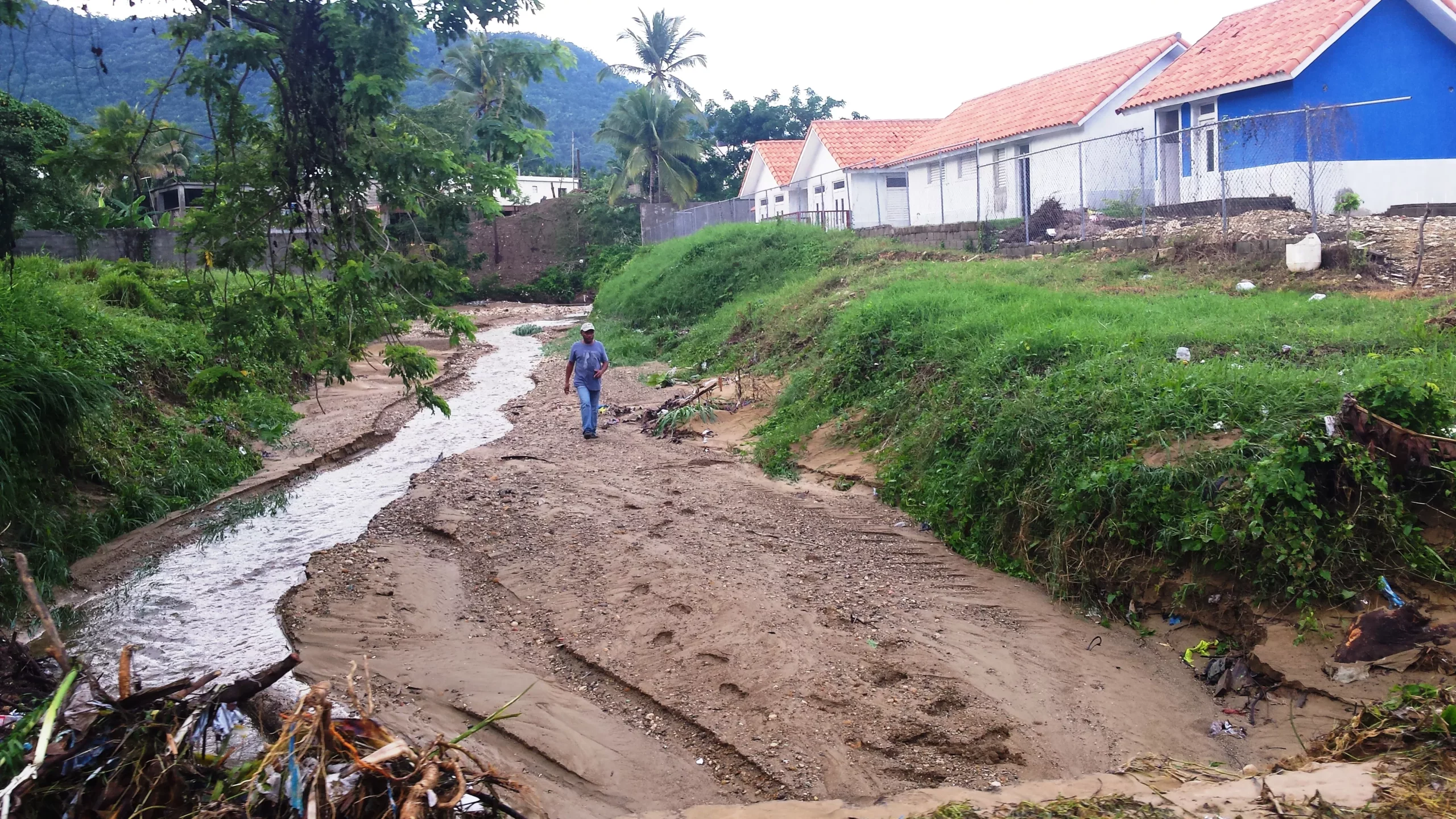 denuncian-gobierno-construye-aldea-infantil-al-pie-de-una-canada-en-puerto-plata