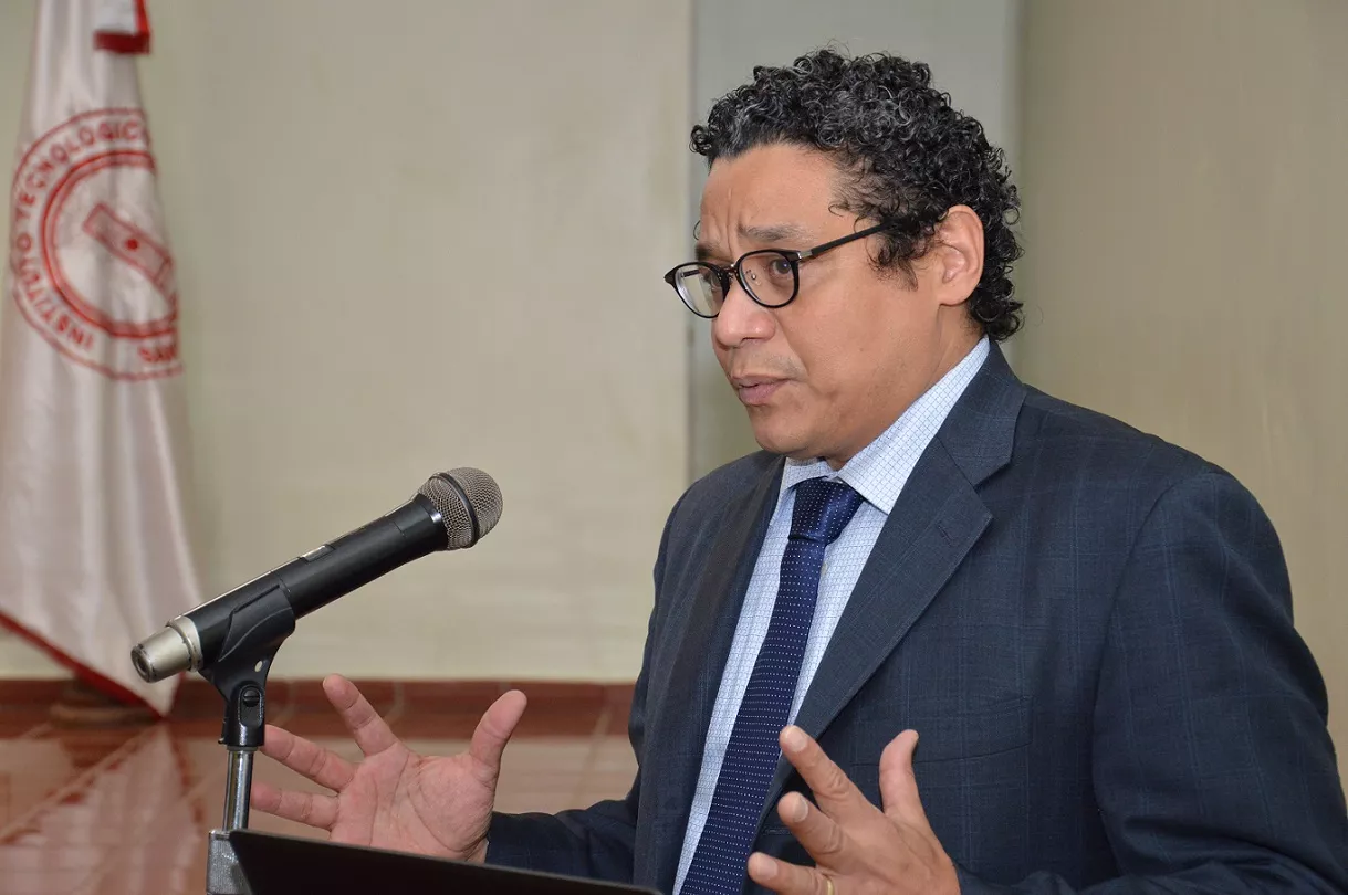 doctor-jorge-gonzalez-del-ccny-durante-la-presentacion-en-intec