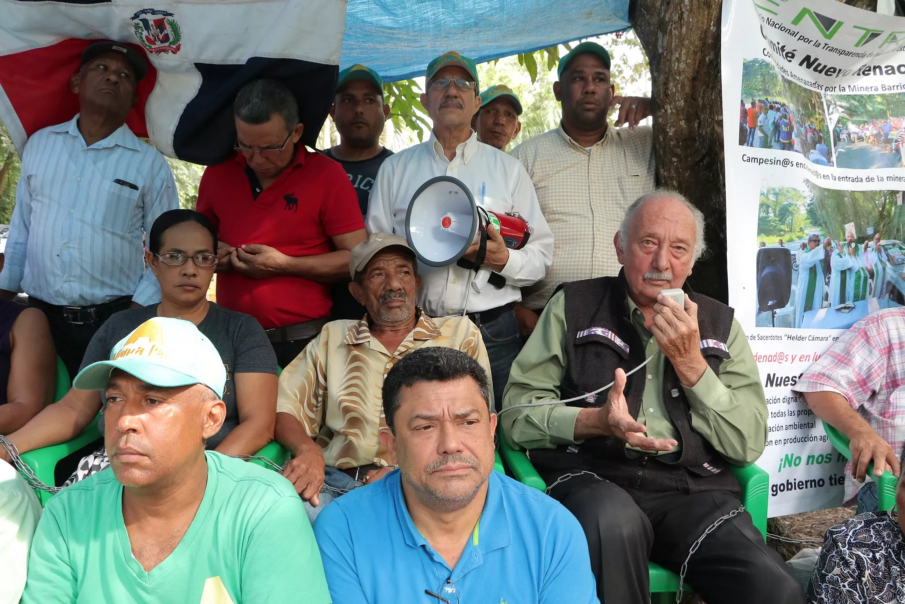 fidelio-despradel-y-otros-aliancistas-visitan-a-encadenados-frente-a-la-barrick
