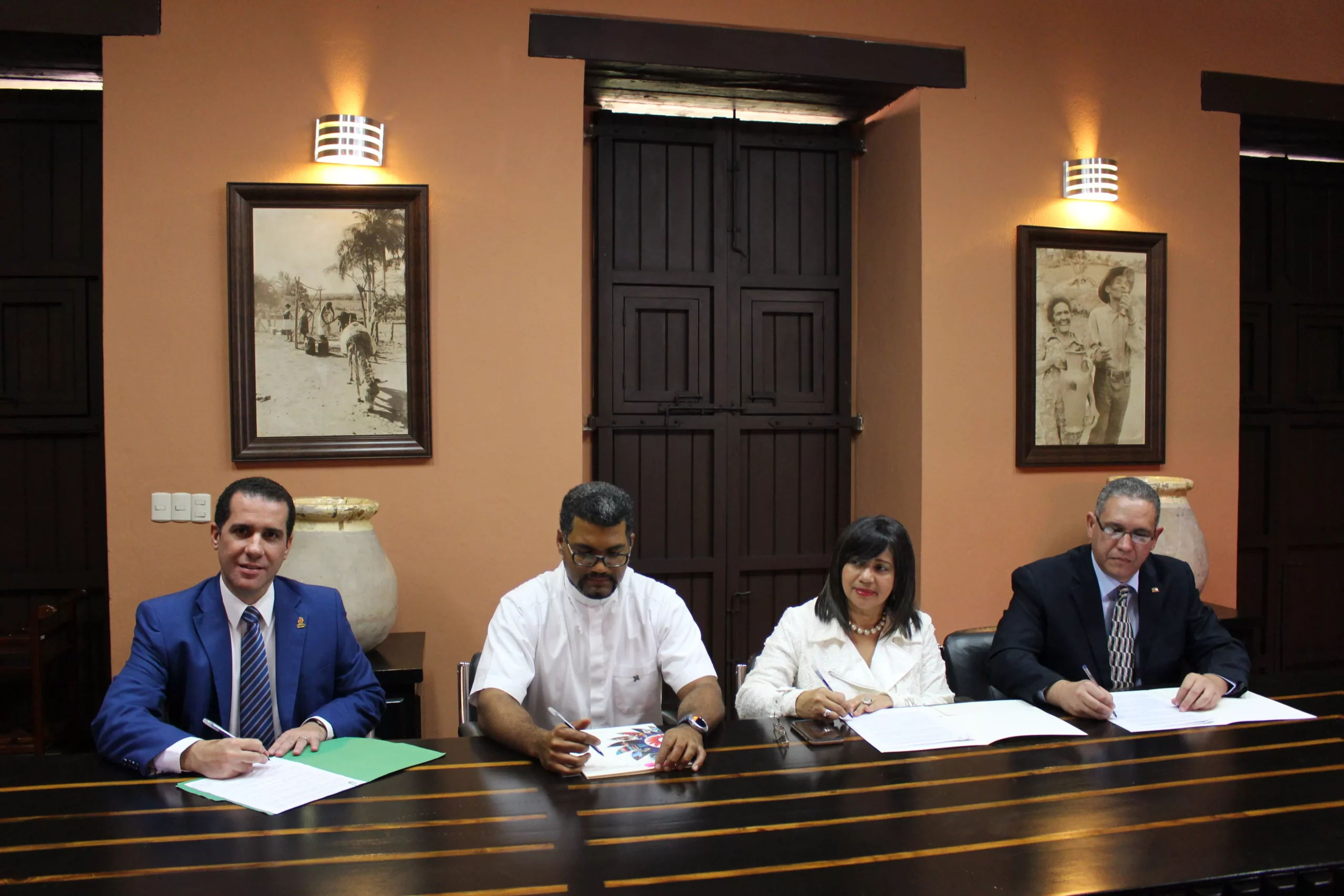 mariano-frontera-padre-rafael-enrique-castillo-mayra-holguin-y-carlos-ortega_-durante-las-firmas-de-de-los-acuerdos