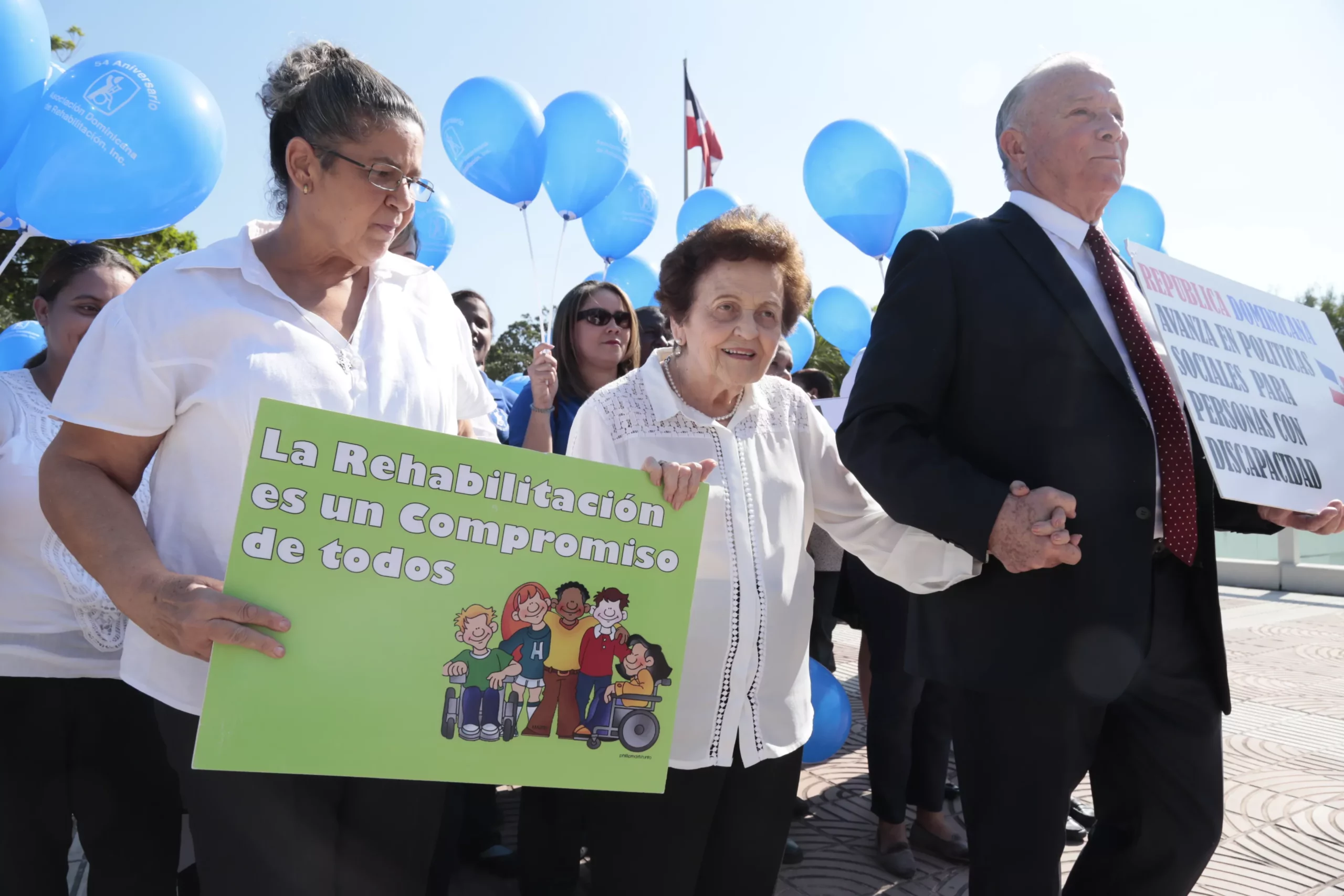 mary-perez-de-marranzini-y-arturo-perez-gavino-durante-la-caminata1pri