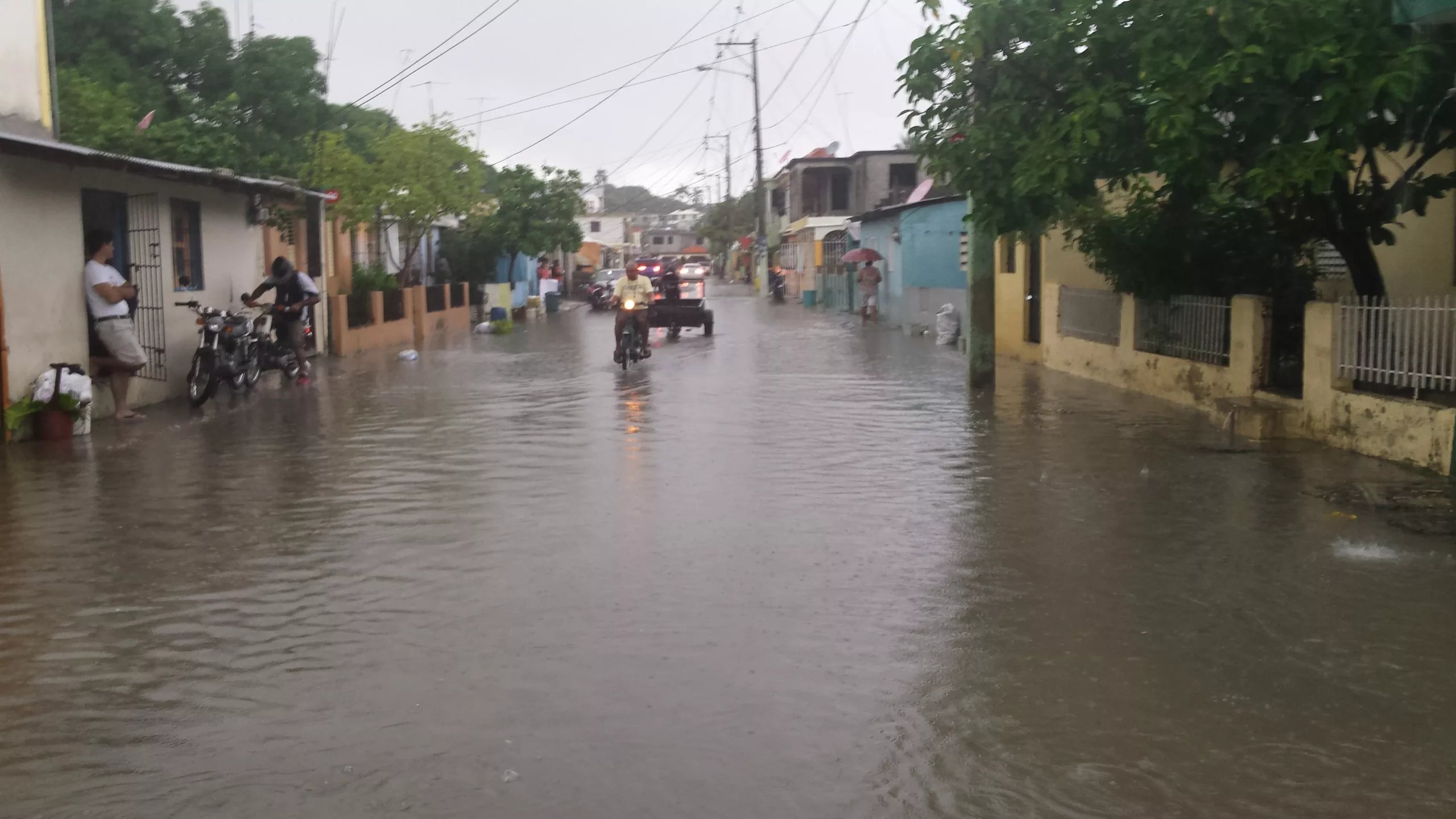 otra-vez-torrenciales-lluvias-vuelven-a-producir-inundaciones-urbanas-de-viviendas-y-vias-de-comunicacion-en-puerto-plata-3