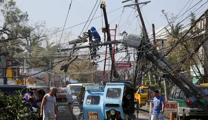 trabajadores-reparando-poste-filipinas-tifon_11612423