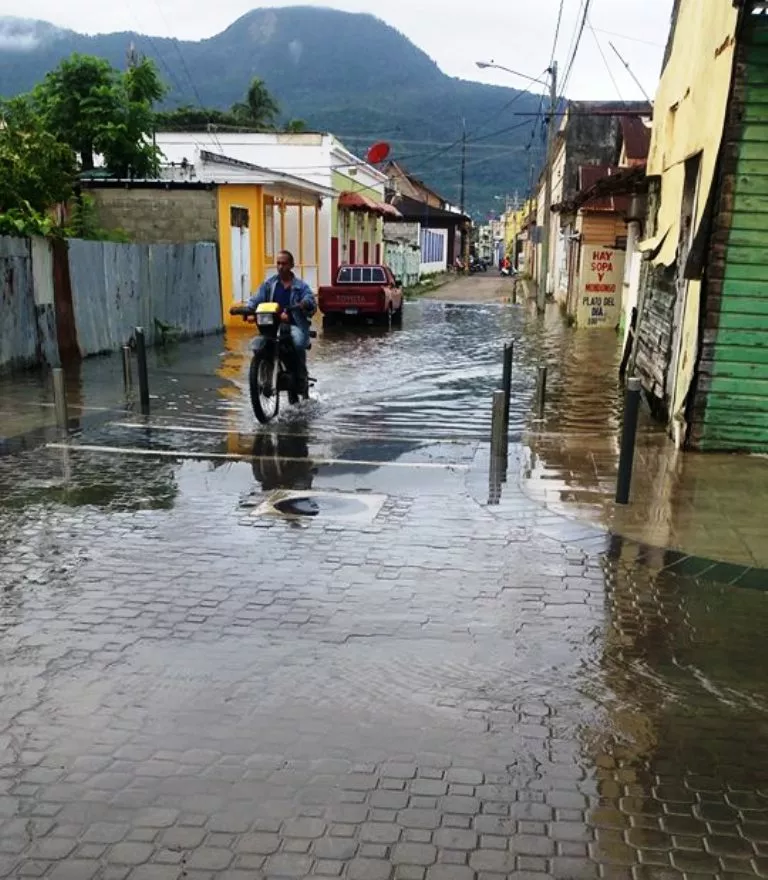 denuncian-calles-de-puerto-plata-se-inundan-cuando-llueve-a-pesar-de-inversion-millonaria-en-remocion-centro-historico-i