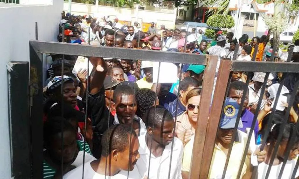 extranjeros-en-su-gran-mayoria-haitianos-abarrotan-gobernacion-de-puerto-plata-para-renovar-carnet-que-legaliza-su-estatus-migratorio