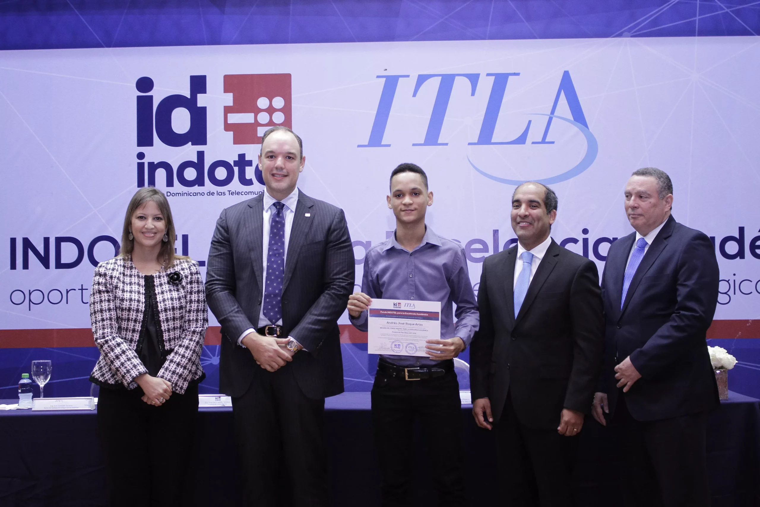 foto-entrega-de-becas