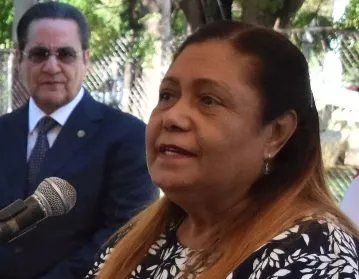 Luisa Navarro junto al rector Iván Grullón.