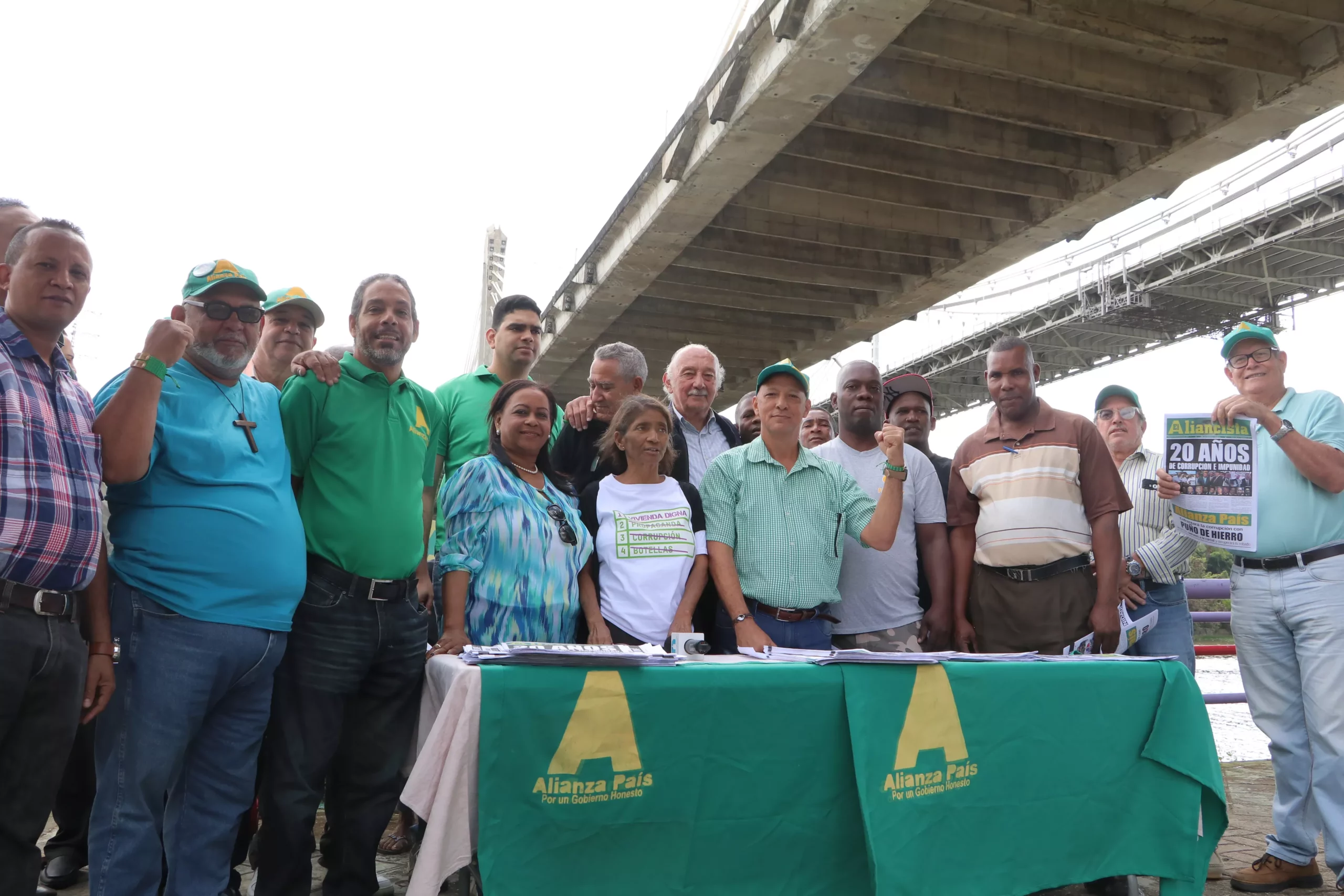 dirigentes-de-alianza-pais-respaldan-a-residentes-de-domingo-favio