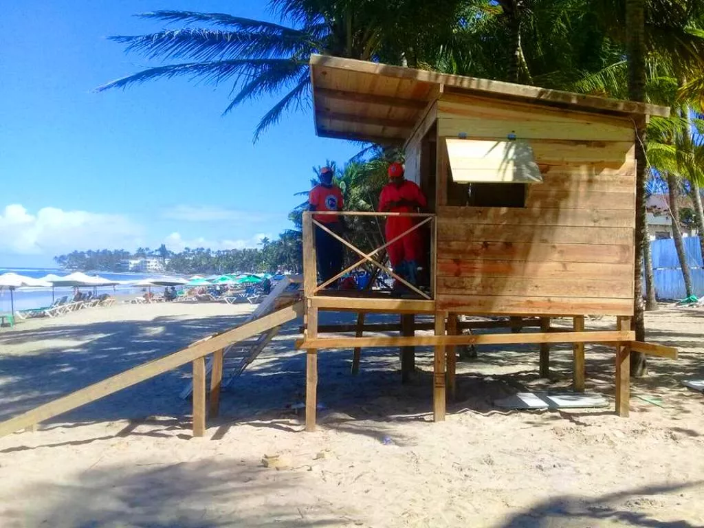 inician-construccion-casetas-para-salvavidas-en-playa-cabarete