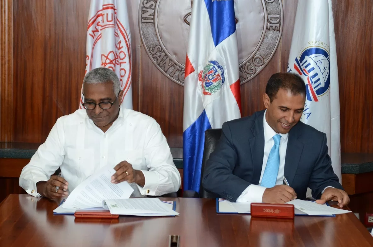 rolando-m-guzman-y-domingo-contreras-durante-el-acto-de-firma
