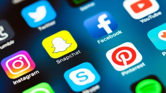 social-media-mobile-icons-snapchat-facebook-instagram-ss-800×450-3-800×450-e1504779954276